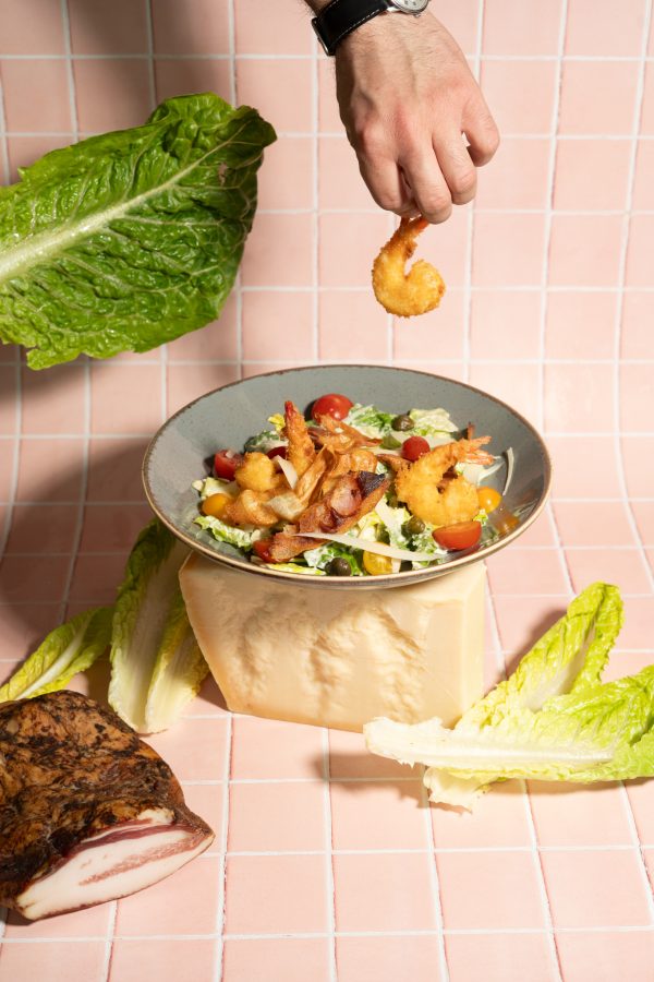 Sałatka ave Cezar z krewetkami w chrupiącym cieście